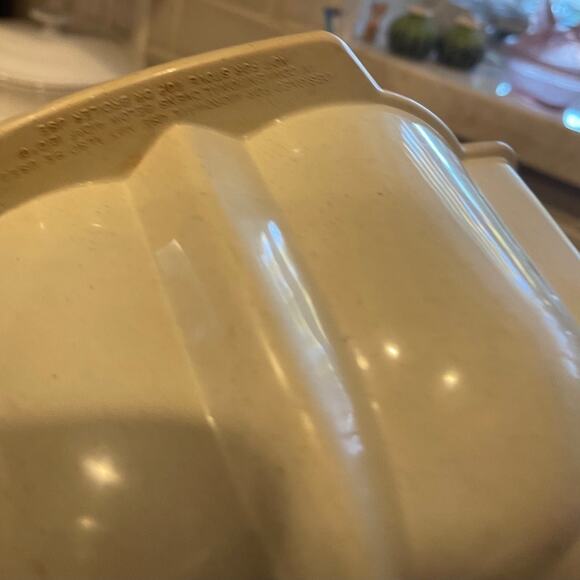 Nordic Ware beige Bundt pan Microwave safe 9 cup - Picture 7 of 9